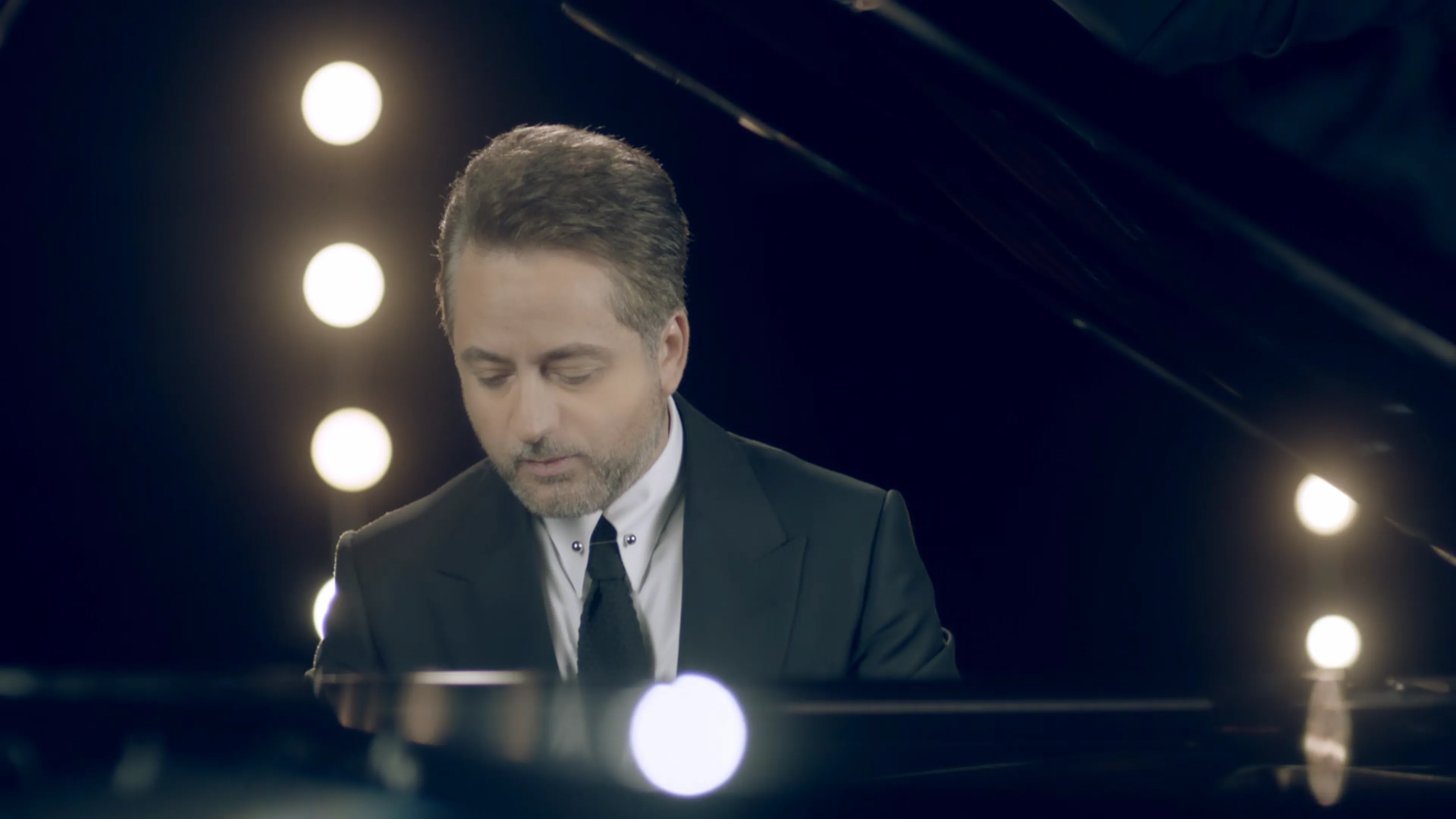 Marwan Khoury at the piano on the set of the TV format Tarab